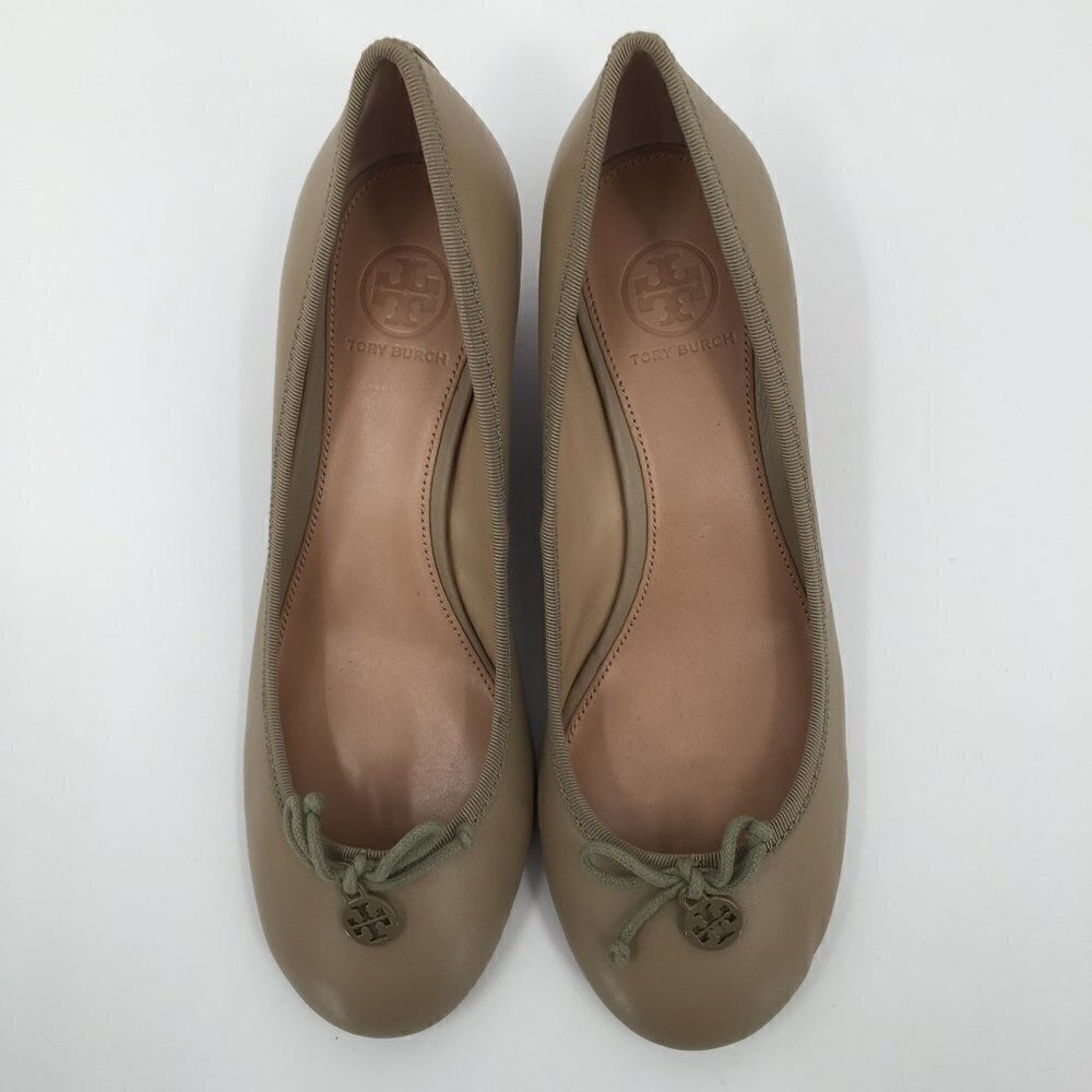 Tory Burch Chelsea Wedge Sandbox tan beige brown shoe logo leather bow new 7 - Picture 2 of 8